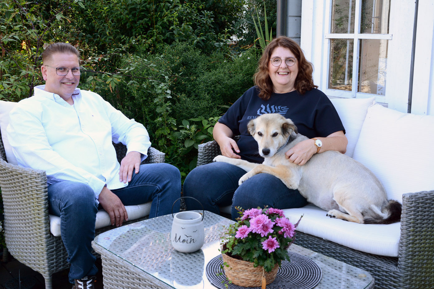 Zuhause in Sauensiek-Revenahe – mit meinem Mann Torsten und unserem Hund.